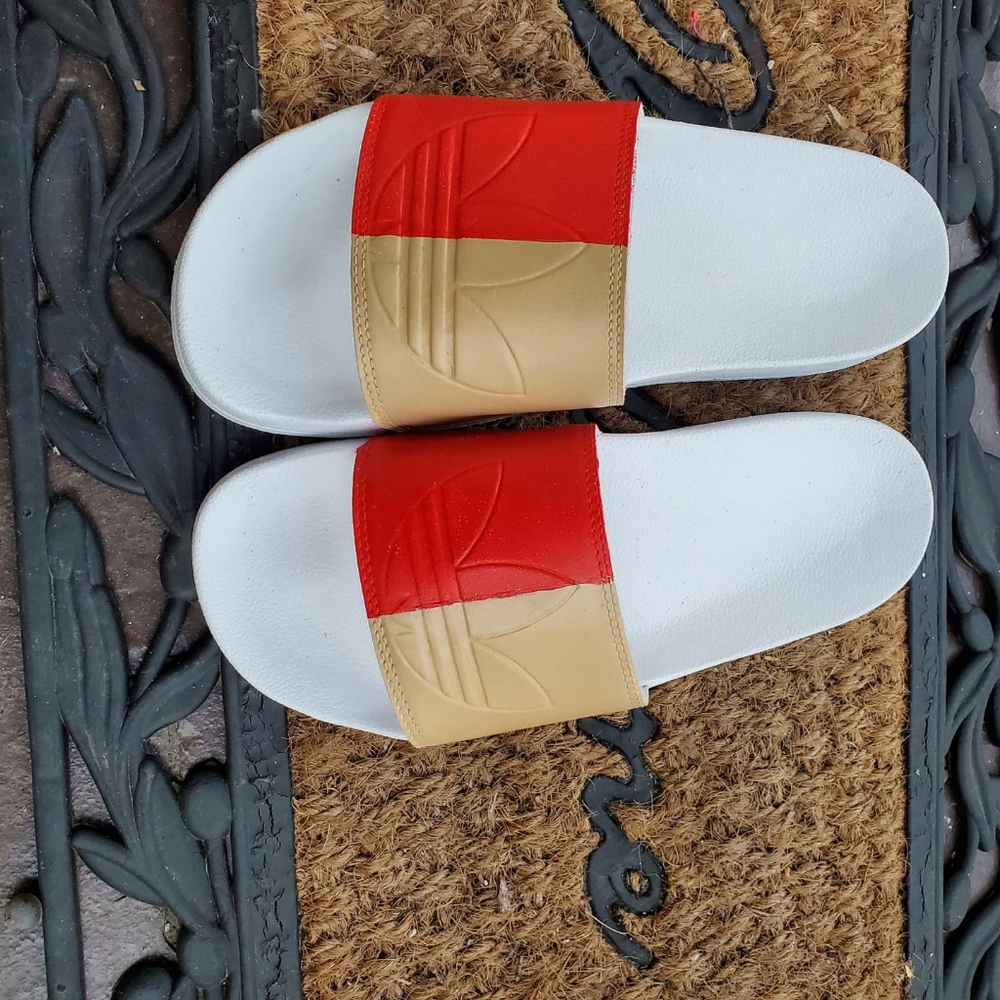 2 color Adidas